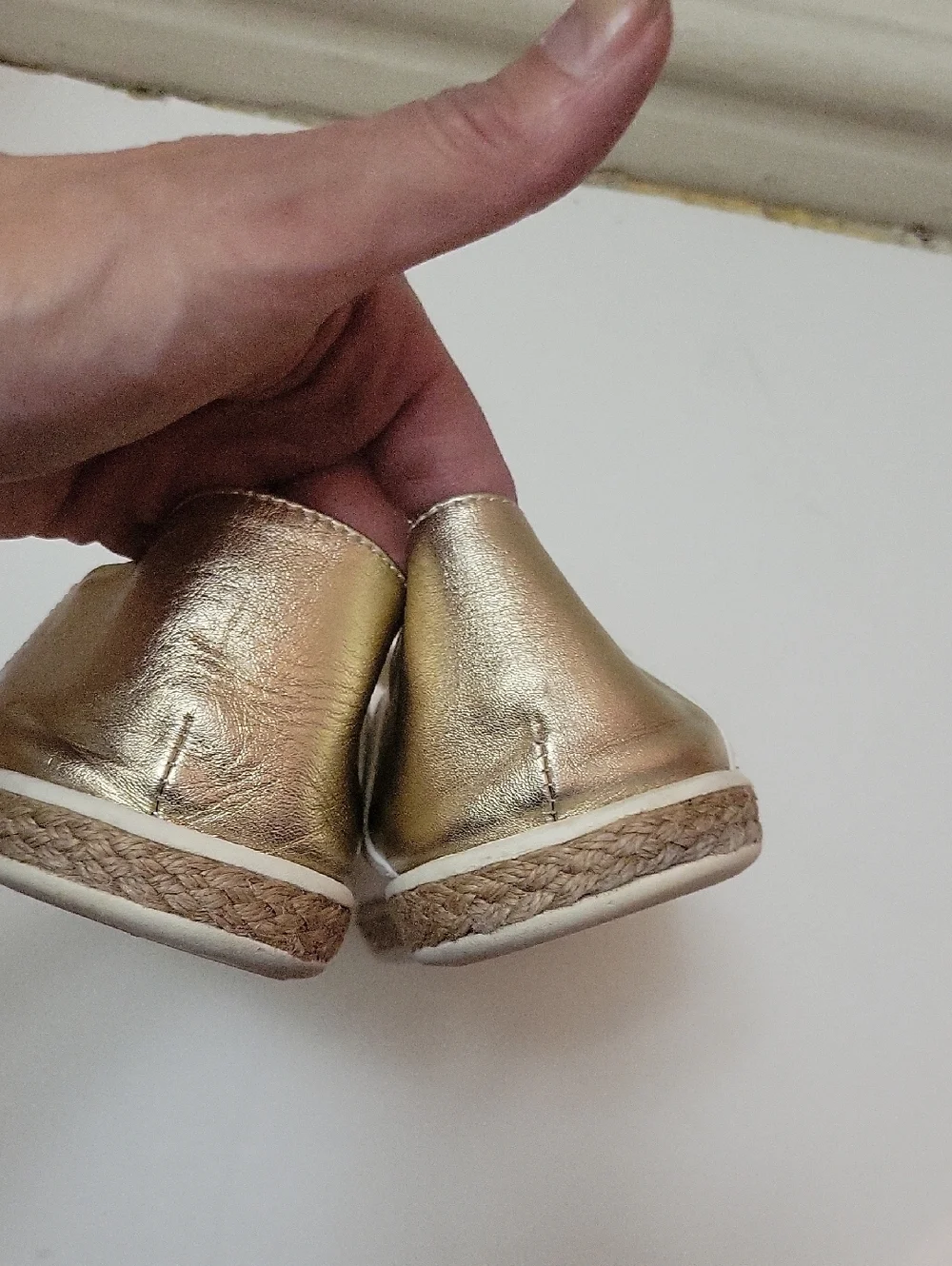 Michael Kors White and Gold Low-Top Lace-Up Sneakers EUC 8 Coastal‎ Summer